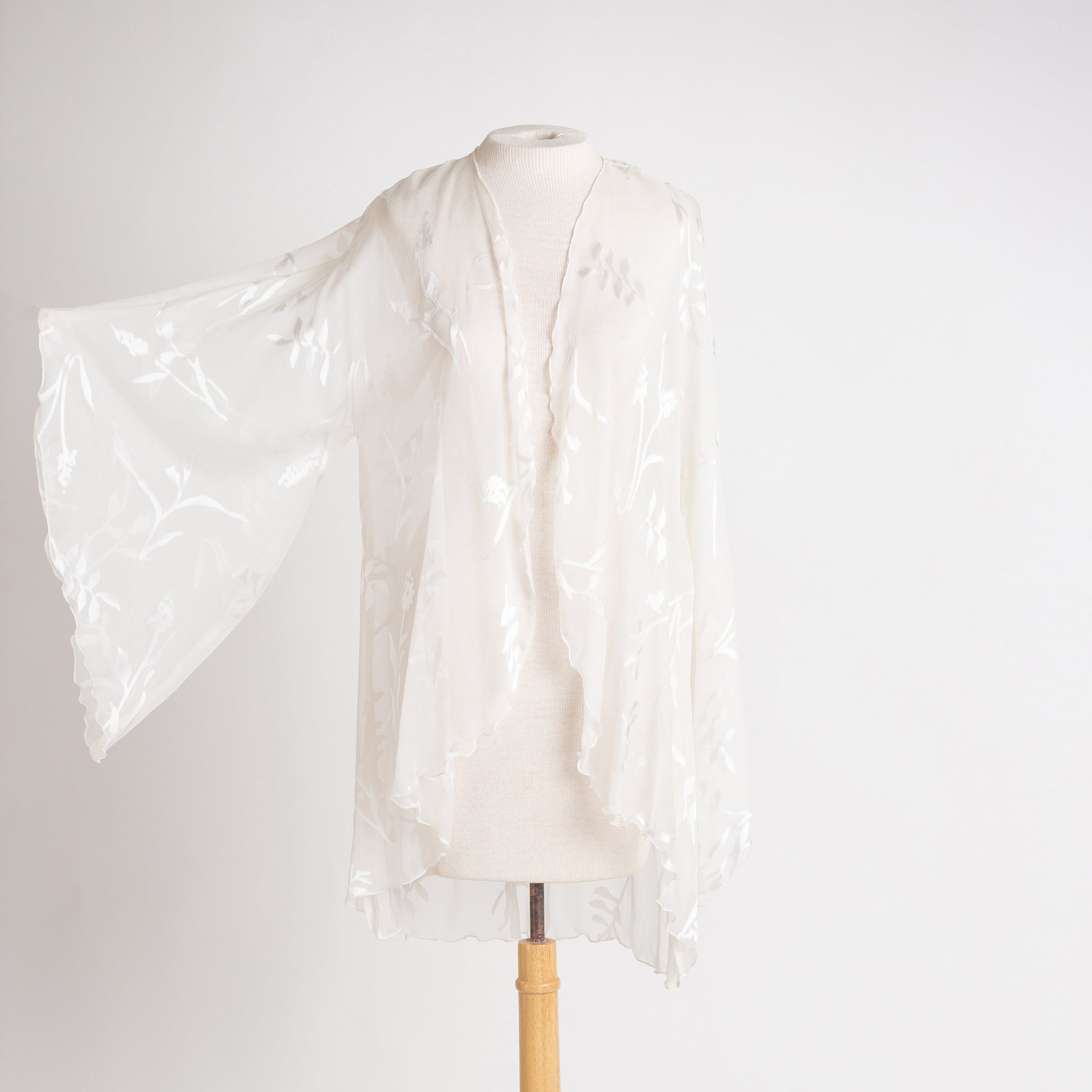 Kimono in White Whimsy Devore